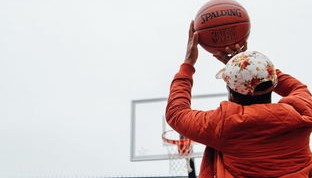 开云体育官网下载安装-NBA传奇教练伦尼·威尔肯斯逝世，肯尼 威尔斯