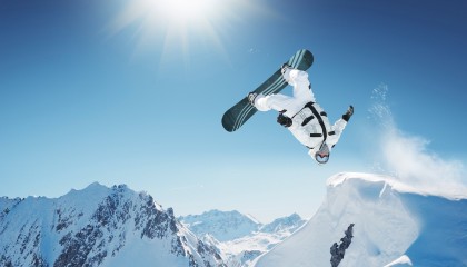 ky体育投注-NBA巅峰对决：抢断后一条龙飞扣的震撼瞬间