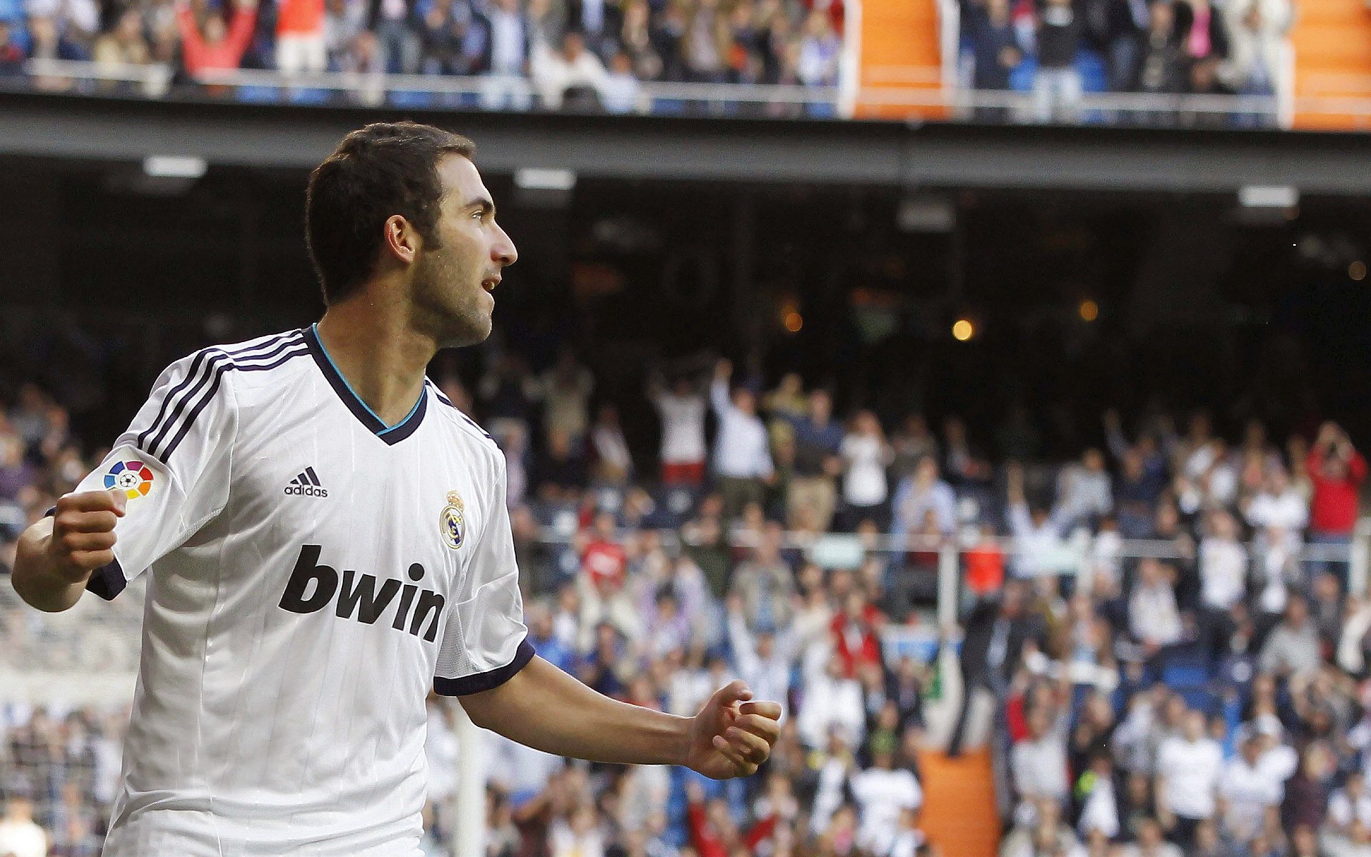 震撼瞬间：运动员的“逆天救球”激励全场