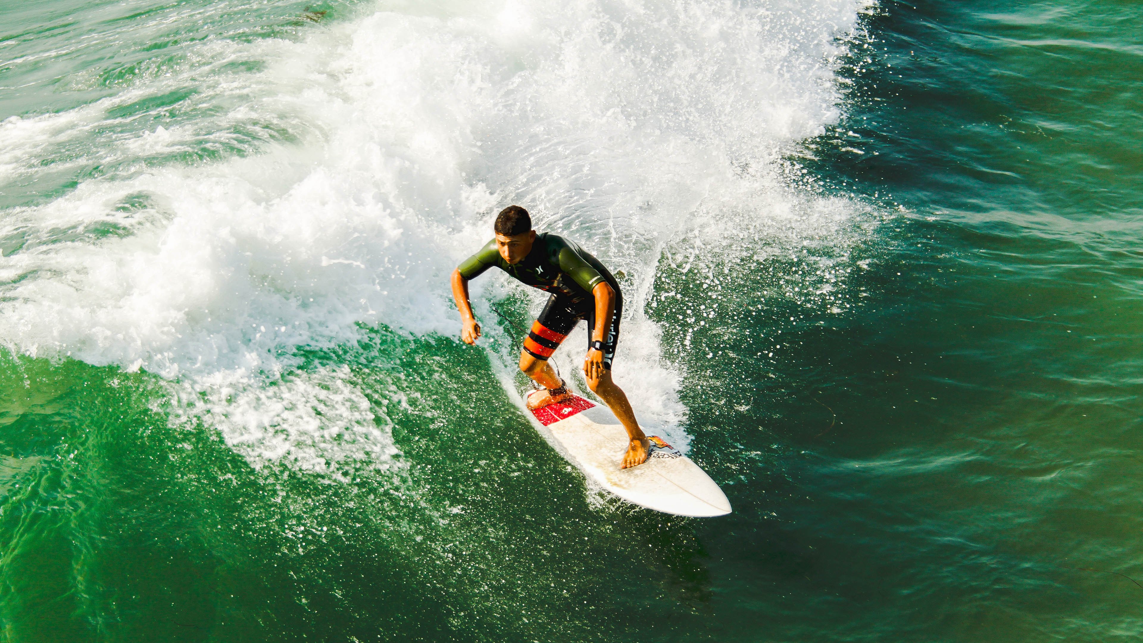震撼瞬间：运动员的“逆天救球”激励全场