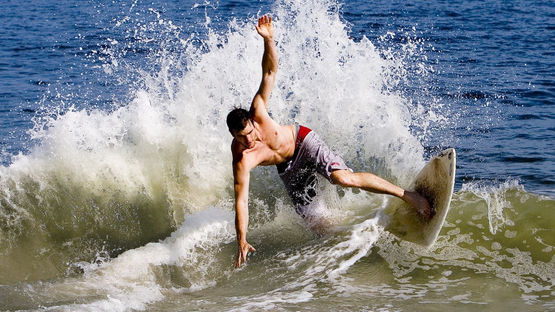 体操小将表演跳马失败！全场为她鼓掌加油