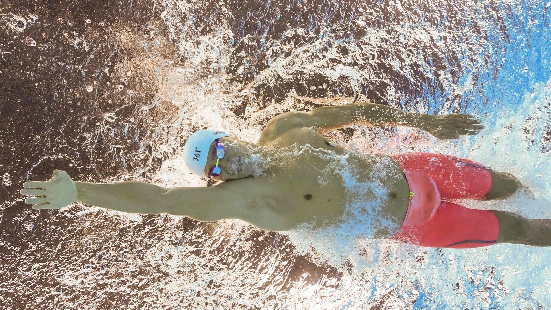 体育场外球迷冲突！多人被警方带走