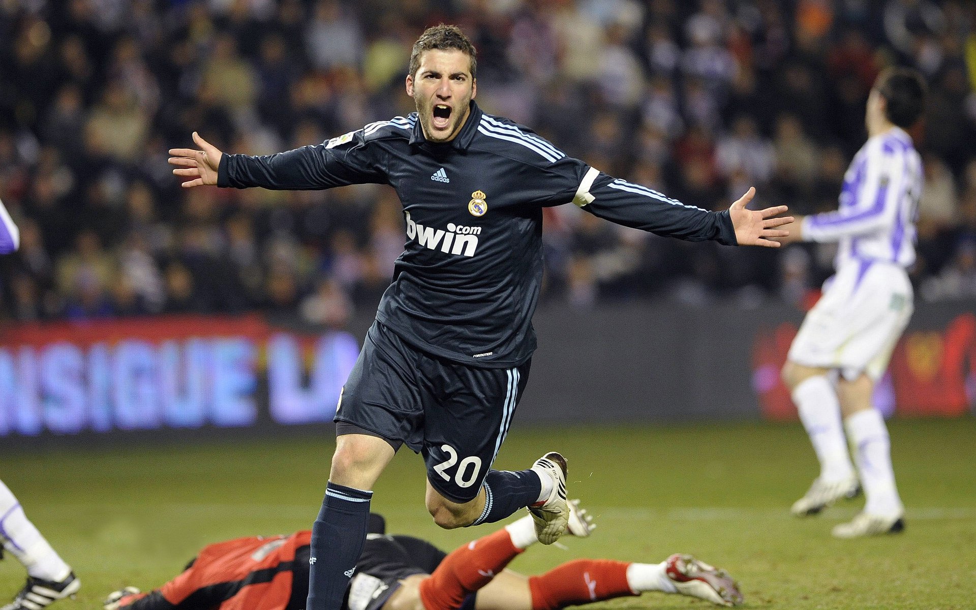 体育场外球迷冲突！多人被警方带走